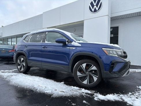 Used 2024 Volkswagen Taos SE w/ Panoramic Sunroof Package image 1