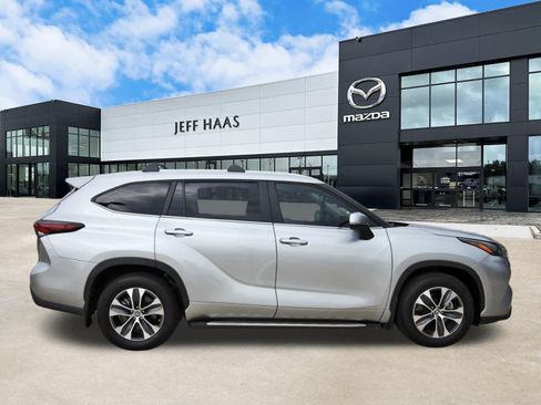 Used 2024 Toyota Highlander XLE FWD image 5