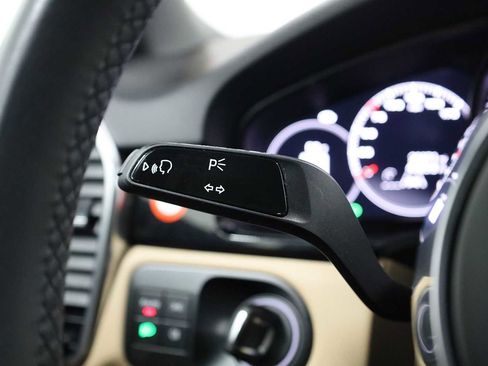 Certified 2023 Porsche Cayenne Platinum Edition image 31