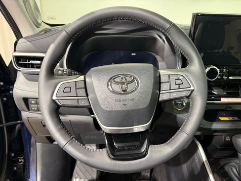 Certified 2025 Toyota Highlander Platinum image 25