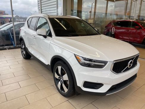 Used 2020 Volvo XC40 T5 Momentum w/ Premium Package image 1