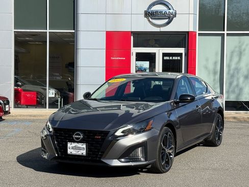 Used 2023 Nissan Altima 2.5 SR image 1
