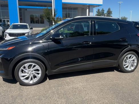 Used 2023 Chevrolet Bolt EUV LT w/ Driver Confidence Package FWD image 3