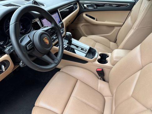 Certified 2023 Porsche Macan AWD/4WD image 4