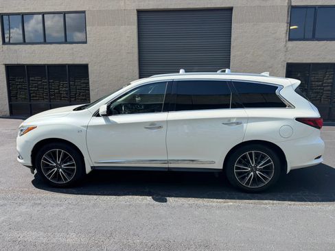 Used 2019 INFINITI QX60 Luxe w/ Sensory Package FWD image 2