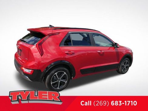Used 2025 Kia Niro SX image 8