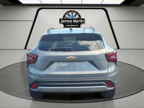 Used 2025 Chevrolet Trax LT FWD image 5