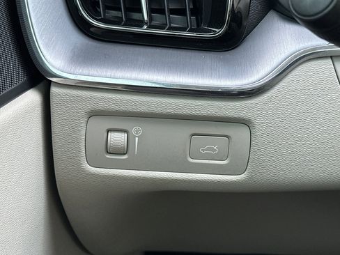 Used 2019 Volvo XC60 T6 Momentum w/ Premium Package image 29