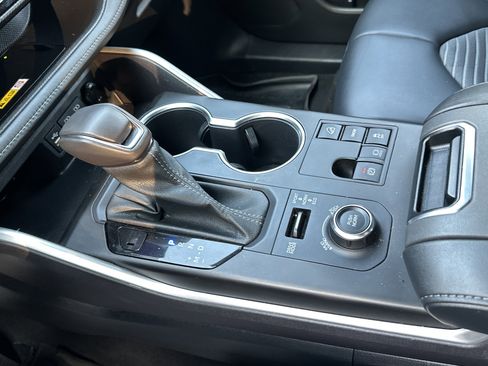 Used 2023 Toyota Highlander XSE image 10