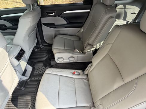 Used 2018 Toyota Highlander XLE FWD image 31