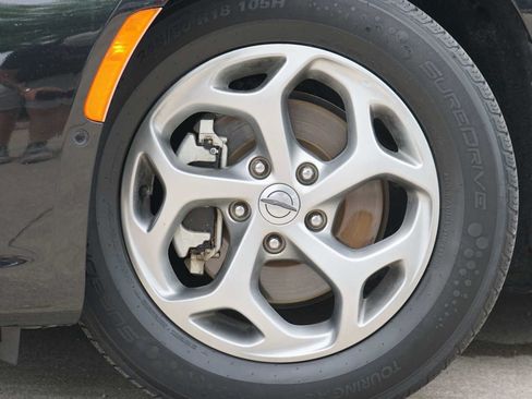Used 2022 Chrysler Pacifica Limited FWD image 2