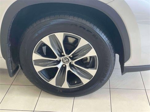 Certified 2022 Toyota Highlander XLE image 9