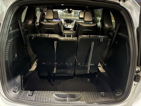 Used 2024 Chrysler Pacifica Select image 36