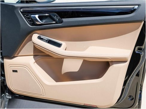 Certified 2025 Porsche Macan image 26