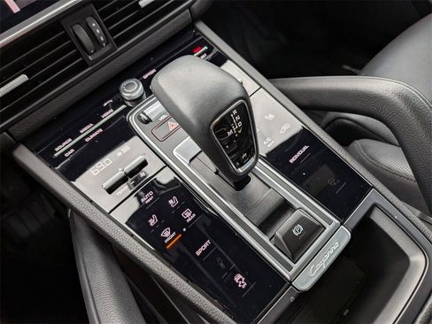 Used 2022 Porsche Cayenne Platinum Edition image 21