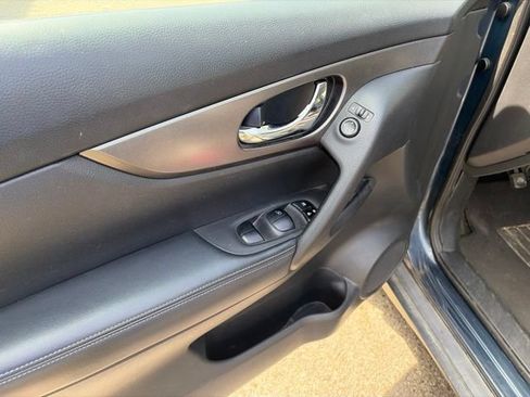 Used 2016 Nissan Rogue SV AWD/4WD image 16