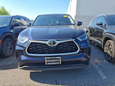 Used 2023 Toyota Highlander L FWD image 3