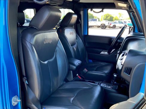 Used 2015 Jeep Wrangler Unlimited Sahara w/ Connectivity Group image 9