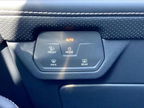 Used 2024 Volkswagen Atlas Cross Sport SE AWD/4WD image 35