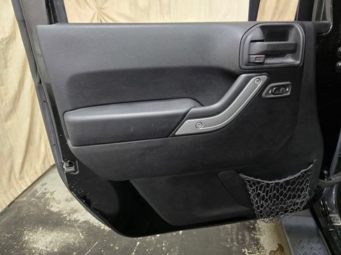 Used 2016 Jeep Wrangler Unlimited Sahara w/ Connectivity Group AWD/4WD image 10