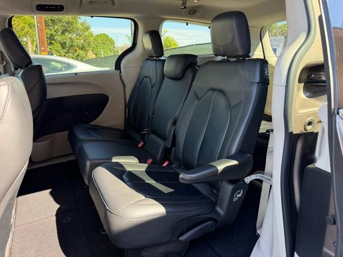 Used 2017 Chrysler Pacifica Touring-L w/ Tire & Wheel Group FWD image 17