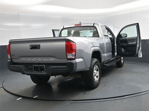 Used 2016 Toyota Tacoma SR image 29