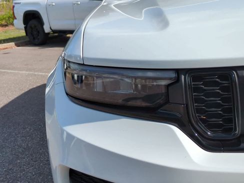 Used 2025 Jeep Grand Cherokee Altitude image 10