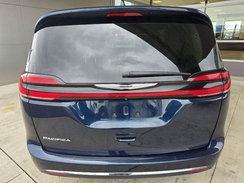 Used 2024 Chrysler Pacifica Touring-L FWD image 3