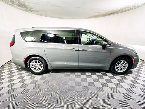 Used 2023 Chrysler Pacifica Touring-L image 2