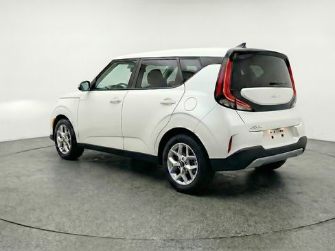 Used 2025 Kia Soul LX w/ LX Technology Package FWD image 6