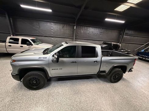 Used 2024 Chevrolet Silverado 2500 ZR2 w/ Technology Package image 4