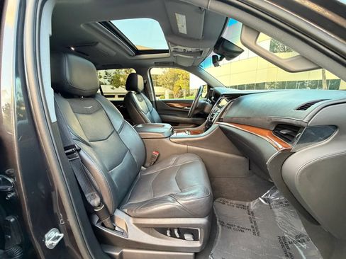 Used 2018 Cadillac Escalade Luxury RWD image 13