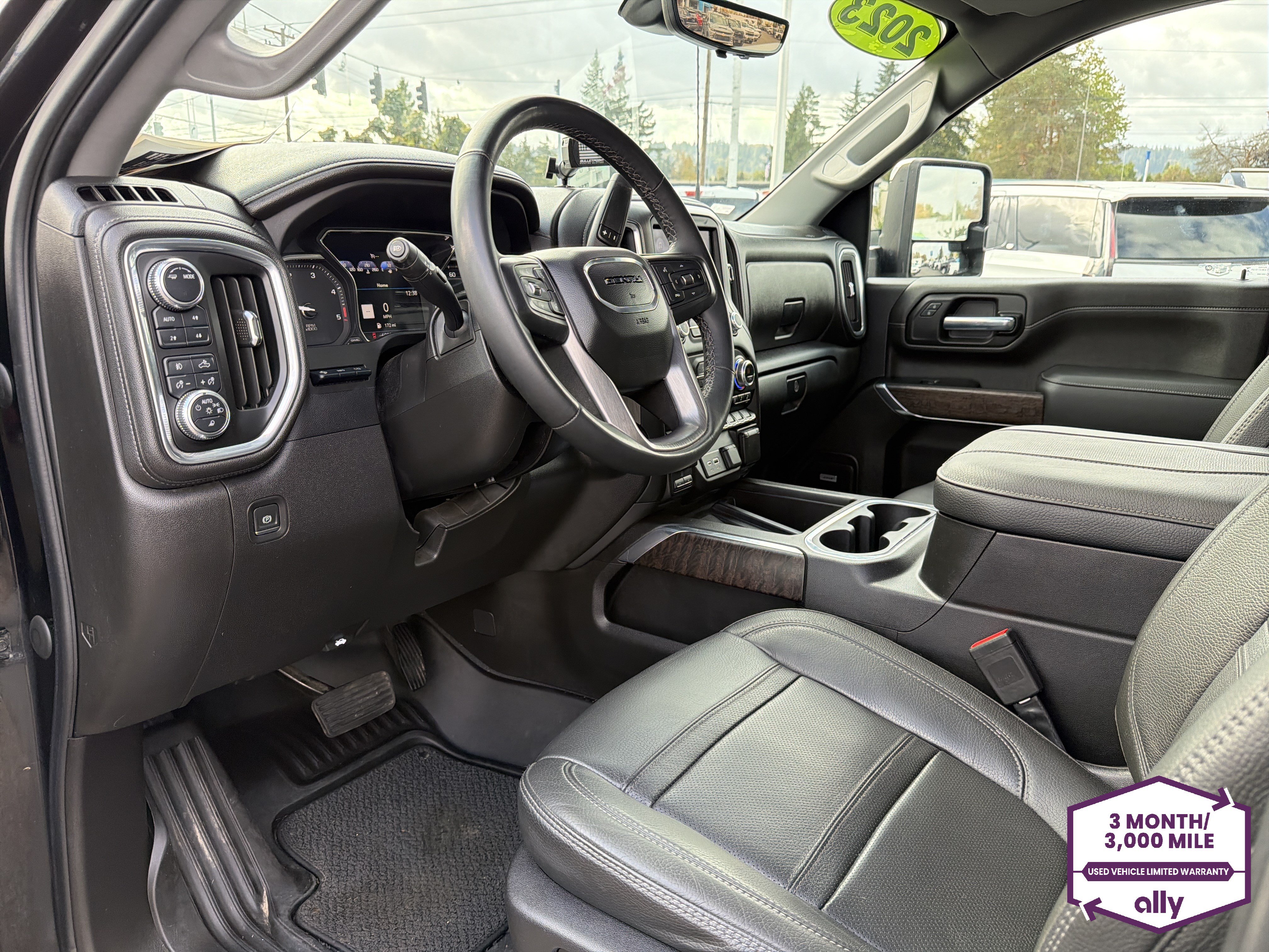 Used 2023 GMC Sierra 2500 Denali w/ Denali Black Diamond Edition AWD/4WD image 9