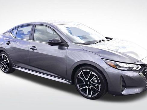 Used 2025 Nissan Sentra SR w/ SR Premium Package image 6