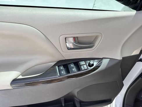 Used 2020 Toyota Sienna XLE w/ XLE Navigation Package FWD image 39