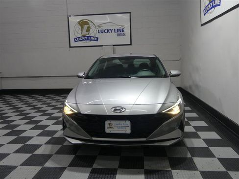 Used 2022 Hyundai Elantra SEL w/ Convenience Package FWD image 2