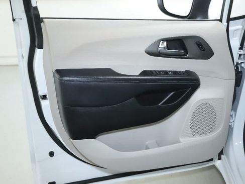 Used 2023 Chrysler Pacifica Touring-L FWD image 15