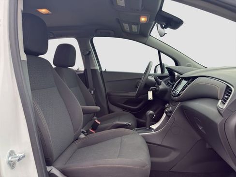 Used 2022 Chevrolet Trax LS w/ Tint and Cruise Package AWD/4WD image 17