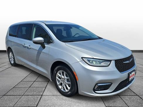 Used 2023 Chrysler Pacifica Touring-L FWD image 3