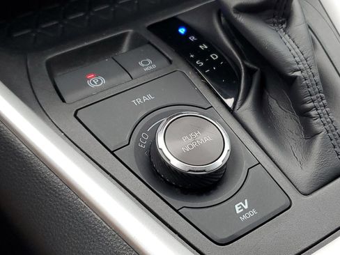 Certified 2025 Toyota RAV4 LE AWD/4WD image 30