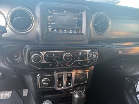 Used 2018 Jeep Wrangler Sport AWD/4WD image 18