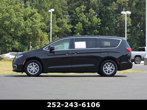 Used 2024 Chrysler Pacifica Touring-L FWD image 4