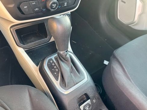 Used 2021 Jeep Renegade Latitude w/ Sun & Sound Group FWD image 15