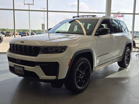 New 2026 Jeep Grand Cherokee Altitude image 1