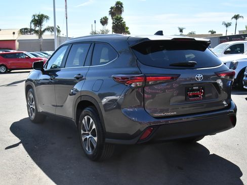 Used 2024 Toyota Highlander XLE FWD image 6
