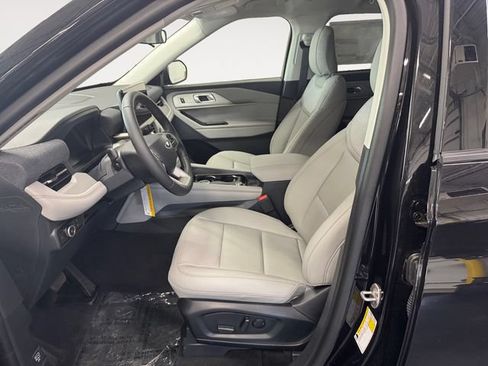 Used 2026 Ford Explorer Active w/ Active Comfort Package AWD/4WD image 7