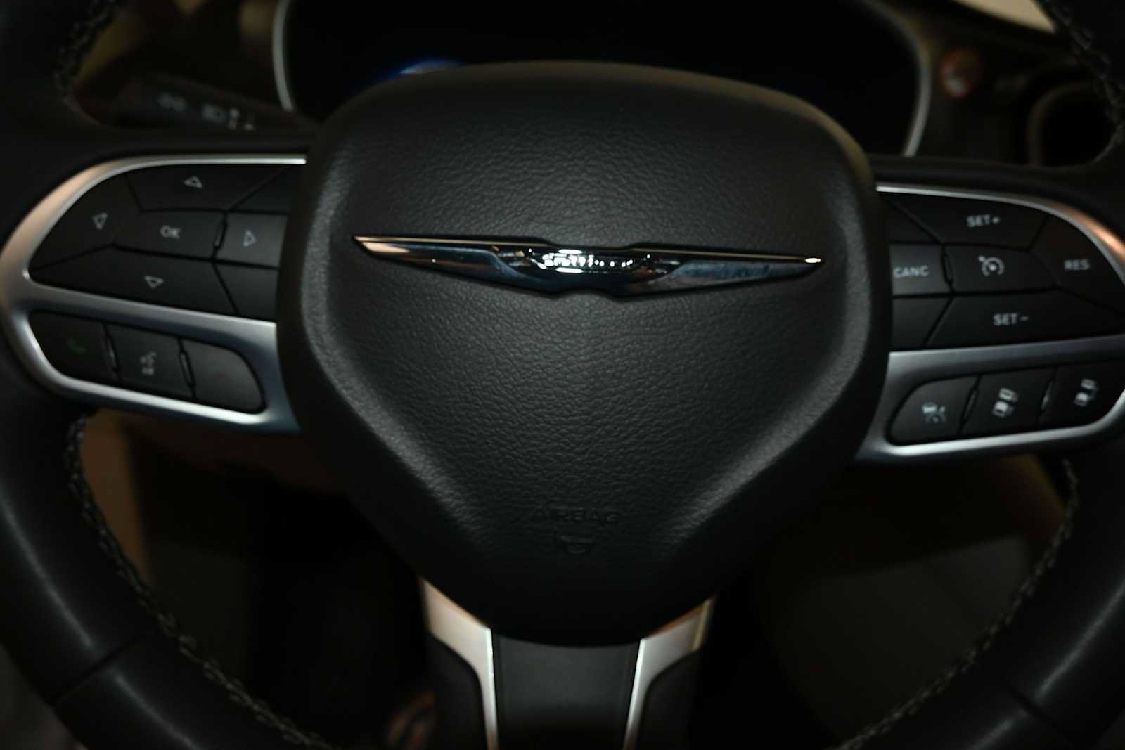 Used 2023 Chrysler Pacifica Touring-L FWD image 23