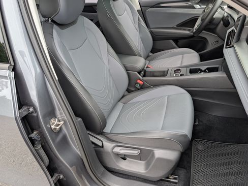 Used 2025 Volkswagen Tiguan SE w/ Panoramic Sunroof Package AWD/4WD image 20