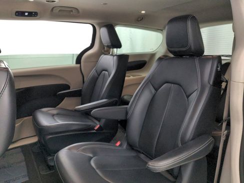 Used 2023 Chrysler Pacifica Touring-L image 24