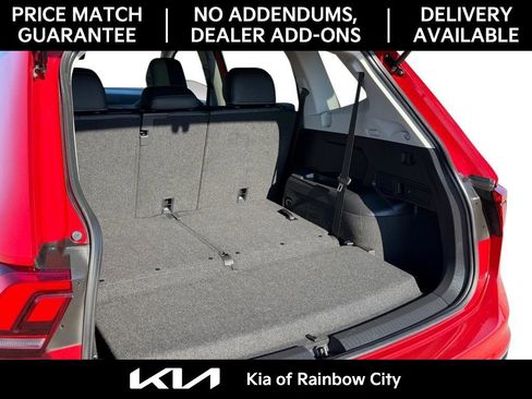 Used 2023 Volkswagen Tiguan SE w/ Panoramic Sunroof Package image 10